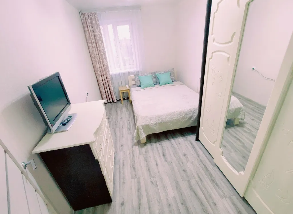 2-комнатная квартира с панорамным балконом в центре