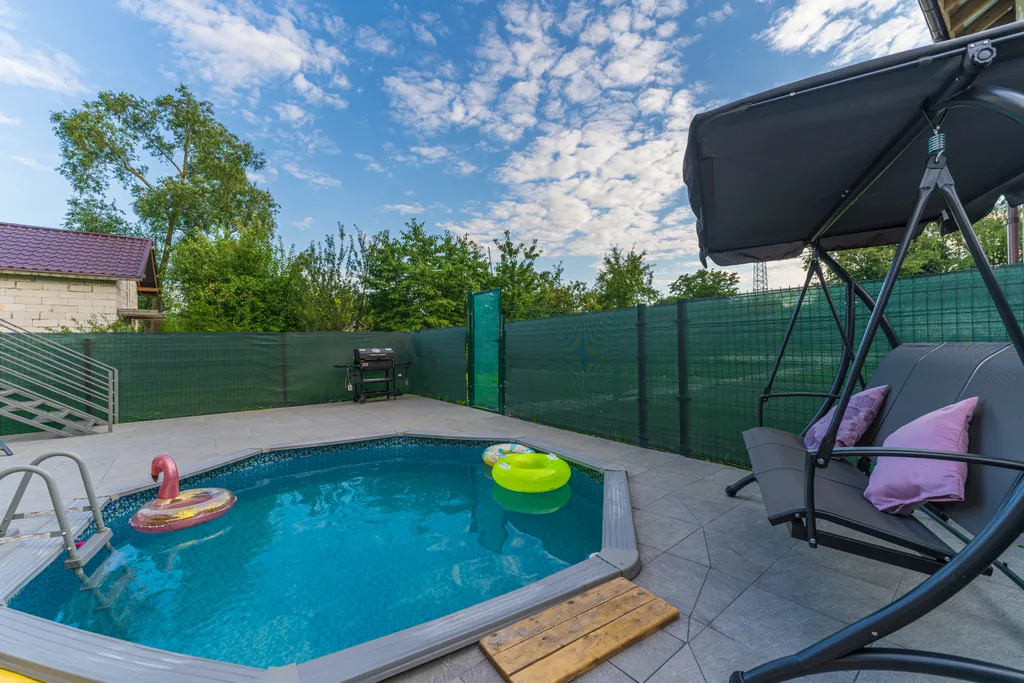 Дом с баней и бассейном