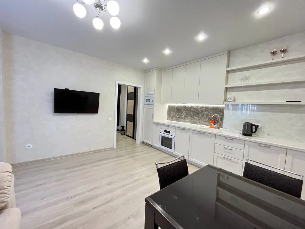 Трехкомнатная квартира-студия в центральном районе