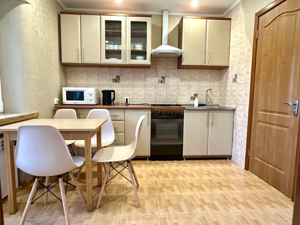 Номер с кухней и ванной комнатой в мини-гостинице со двором