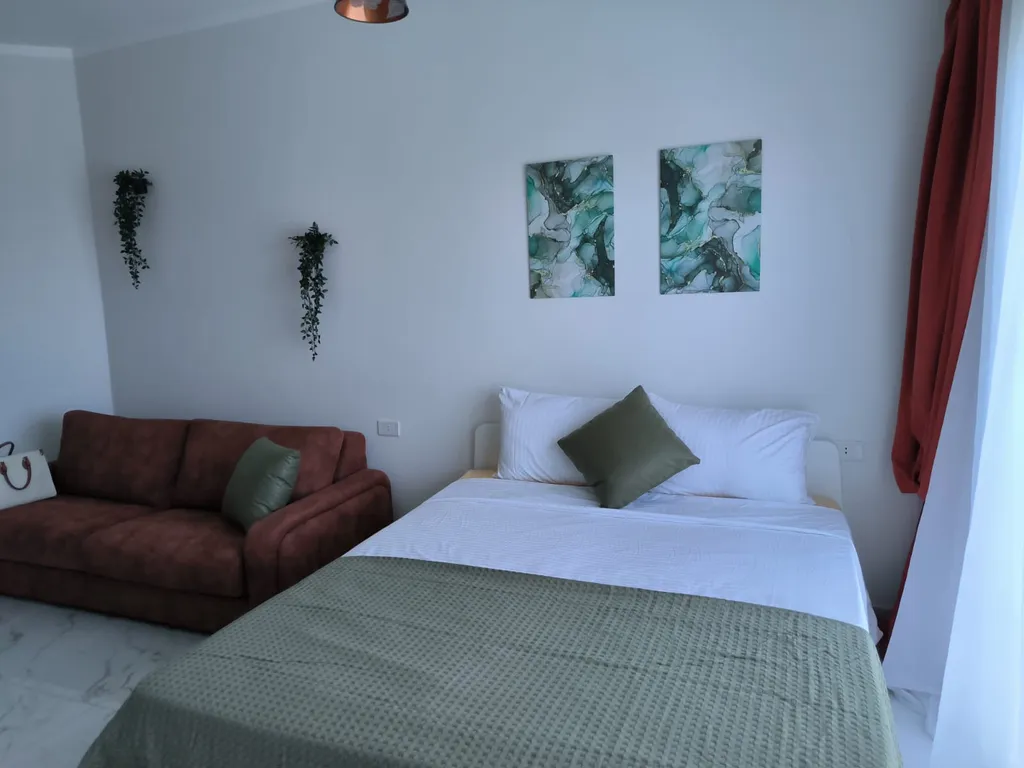 Уютная студия в терракотовом цвете на берегу моря, первая линия