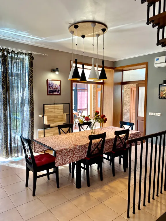 Вилла с круглым бассейном