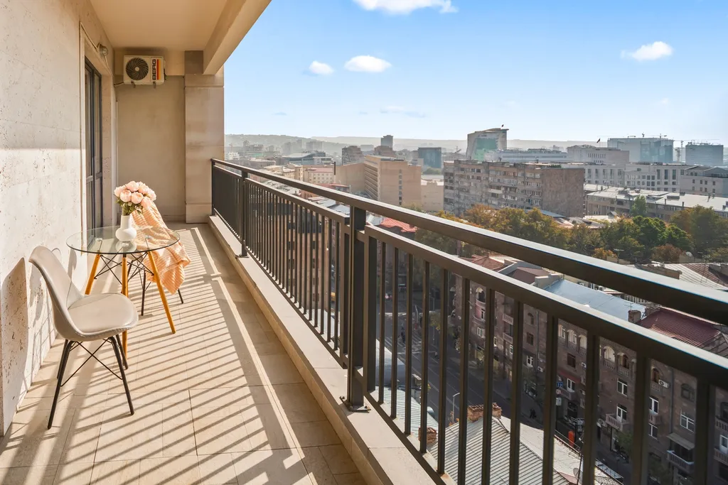 Просторная квартира с красивым видом в центре города / Стей Инн