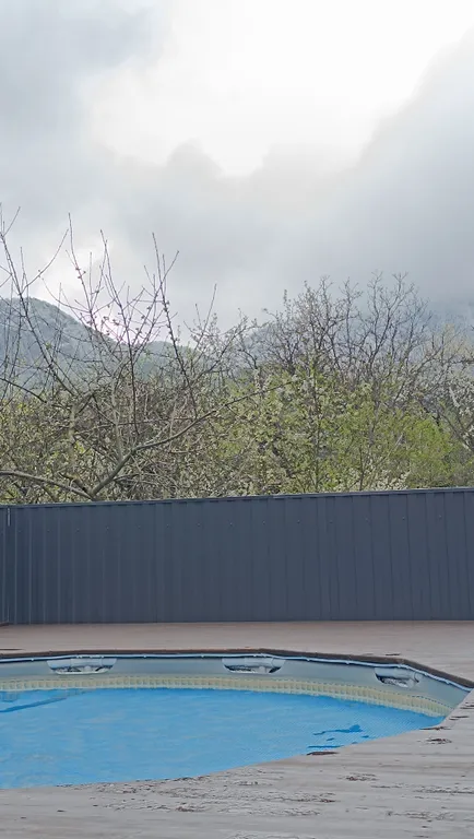 Большой деревянный треугольный дом (афрейм) с видом на бештау