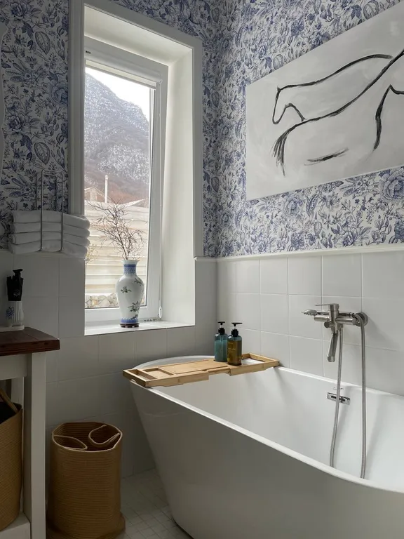 Дом с бассейном у леса