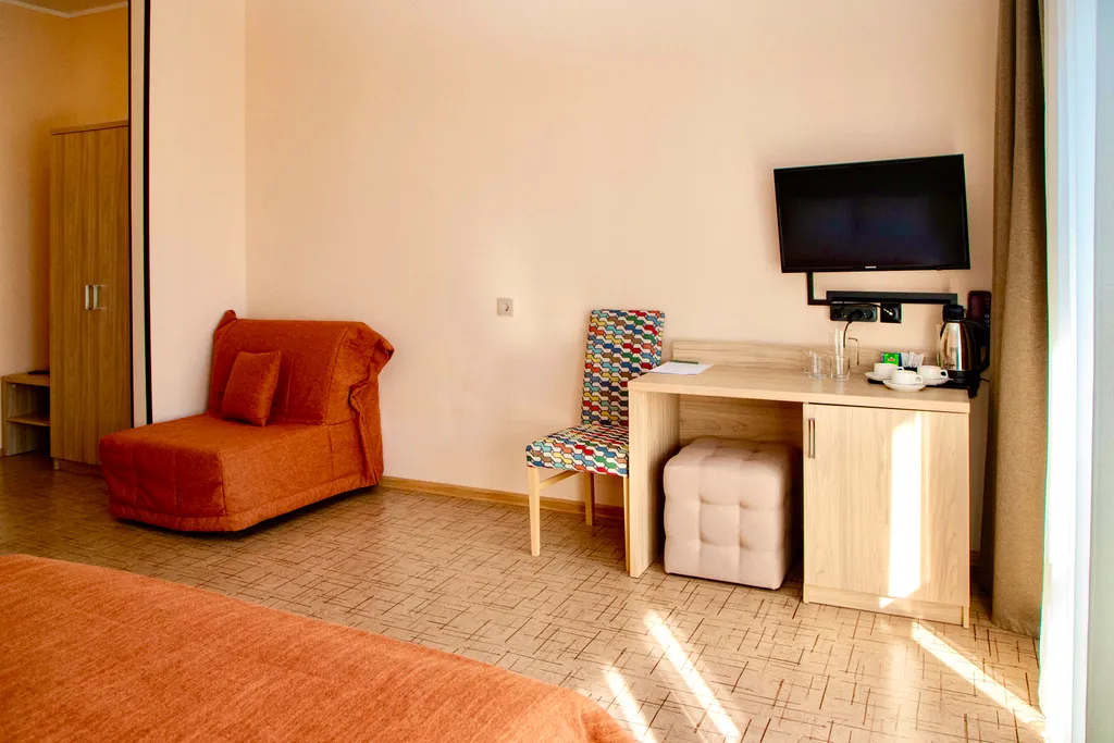 Супериор трёхместный с просторным балконом и видом на море