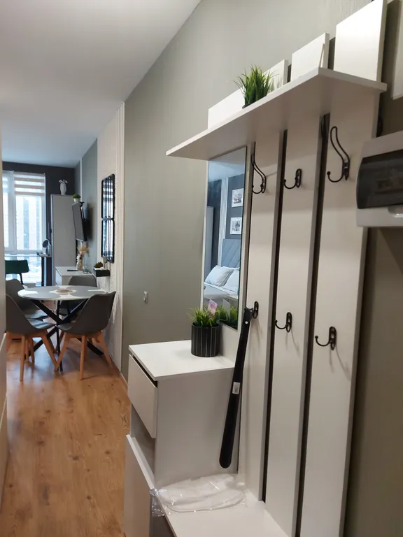 Студия с барной стойкой у окна