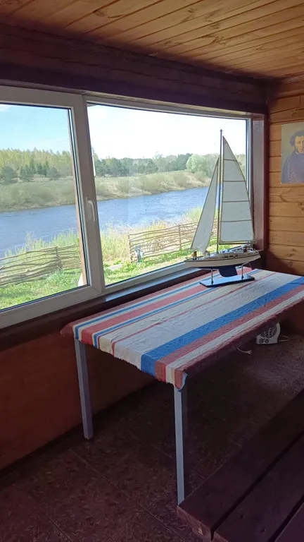 Домик в деревне на берегу реки