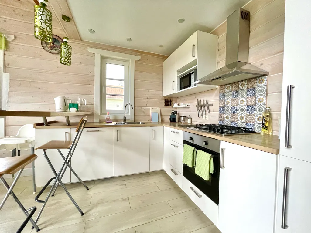 Коттедж с сауной и камином на берегу озера в сосновом лесу