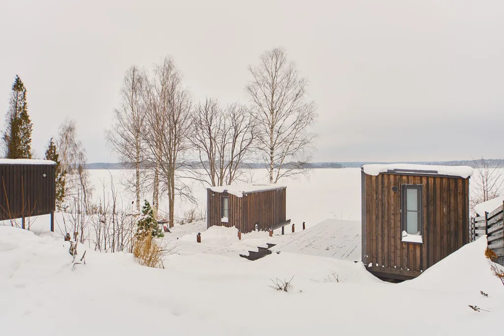 Домик на 2 с панорамным окном прямо на берегу озера