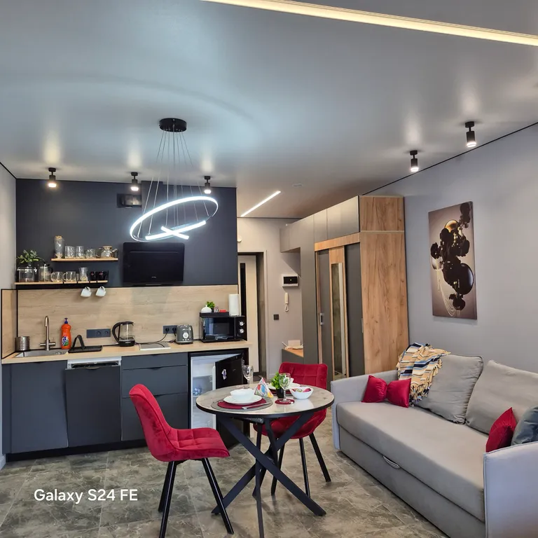 Новый стильный апартамент в двух шагах от моря с балконом и камином