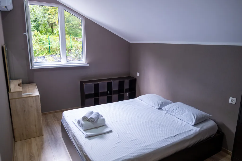 Коттедж Kрacивый дом c баcсeйнoм, баней с огромной террасой — Пластунка