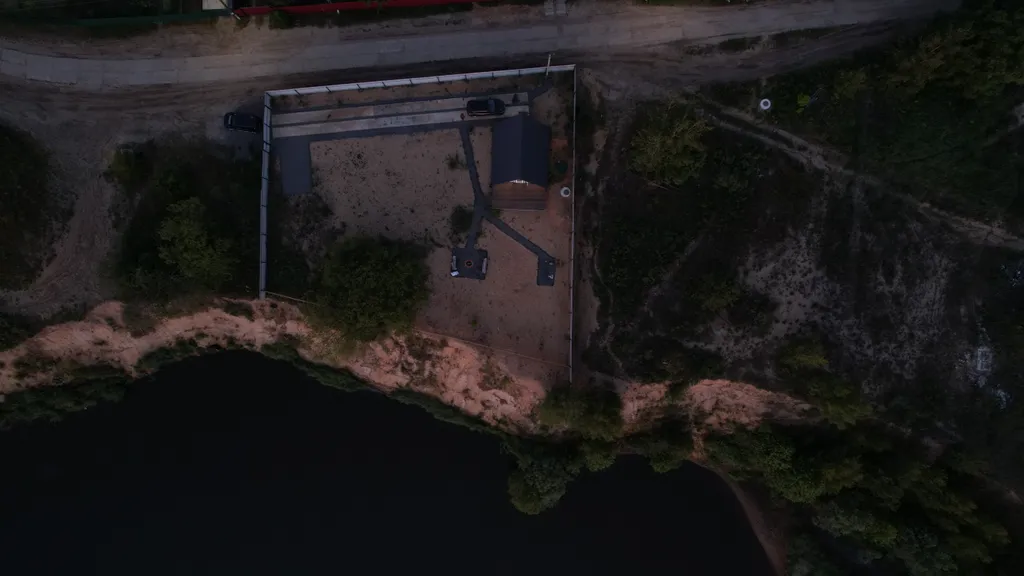 Дом в стиле A-frame на самом берегу реки