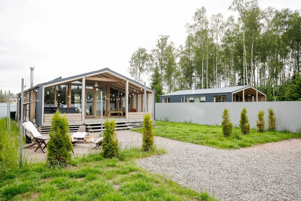 Загородный дом у леса и конюшни