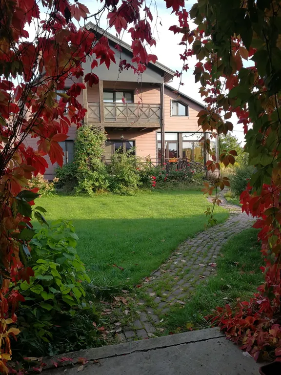 Просторный дом с живописным садом