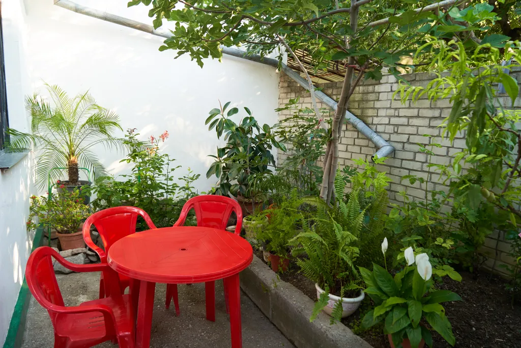 Уютный домик с двориком рядом с морем