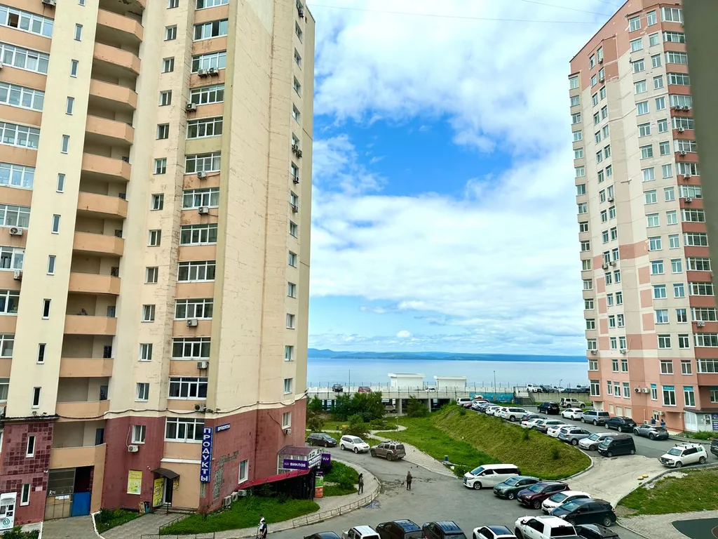 Студия после дизайнерского ремонта с видом на море