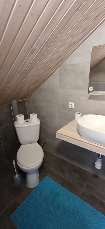 Уютный дом на берегу реки рядом с центром