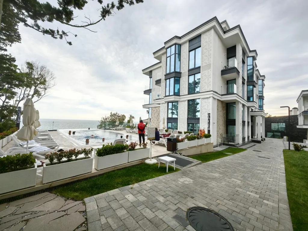 Дизайнерский апартамент с видом на бассейн