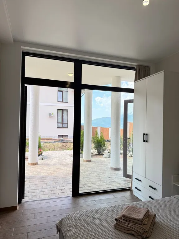 Апартаменты с теплым бассейном и видом на море и горы.