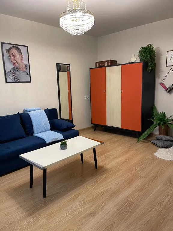 Двухкомнатная квартира с собственной террасой в неосоветском стиле