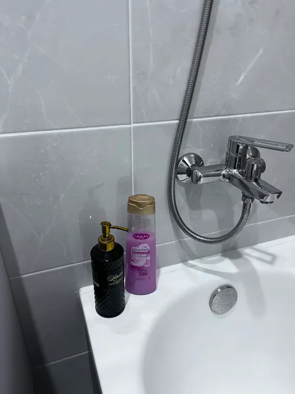 Квартира Квартира с новым ремонтом на первом этаже окна выходят на парковку — Элиста