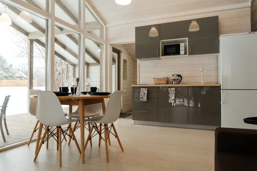 Дом с панорамными окнами в окружении леса