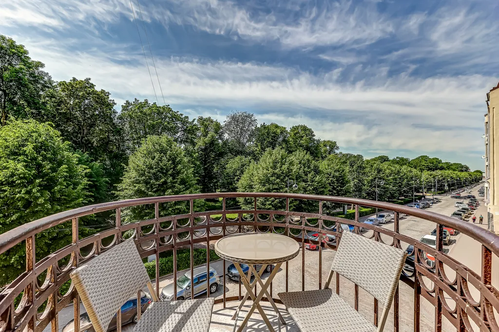 Просторная солнечная студия с круглым балконом