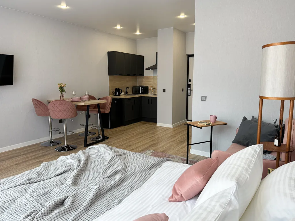 Пинк - просторная студия в ЖК Самолет