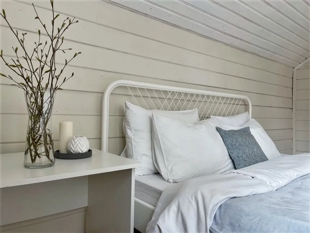 Дом с камином и с большим фруктовым садом