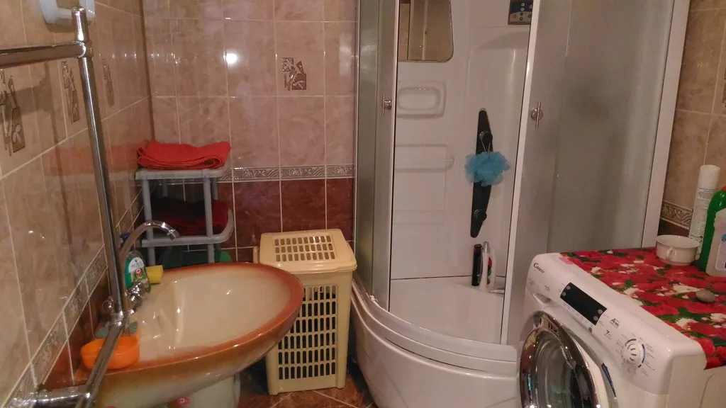 Дом, баня, чан на берегу реки Белой