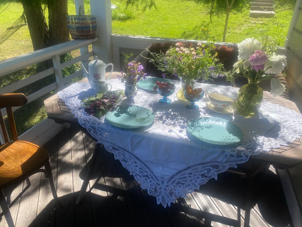 Усадебный дом с видом на реку, берег с мостками и рыбной ловлей