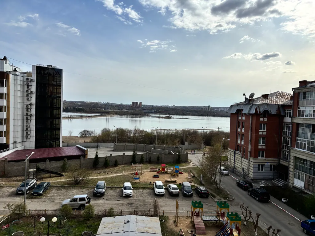 Солнечная студия с прекрасным видом на Ангару