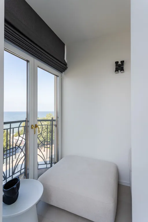 Квартира на первой береговой линии с видом на море в стиле лофт