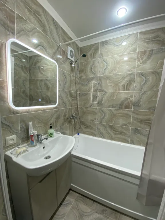 Светлая комната в гостевой квартире