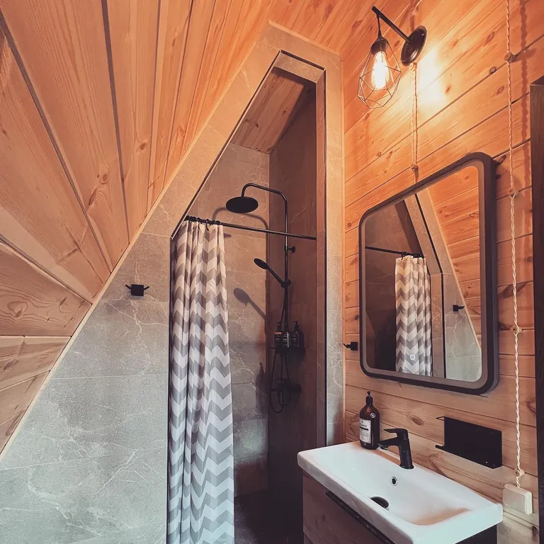 Дом-шале в окружении сосен + зона барбекю с костровой чашей и мангалом