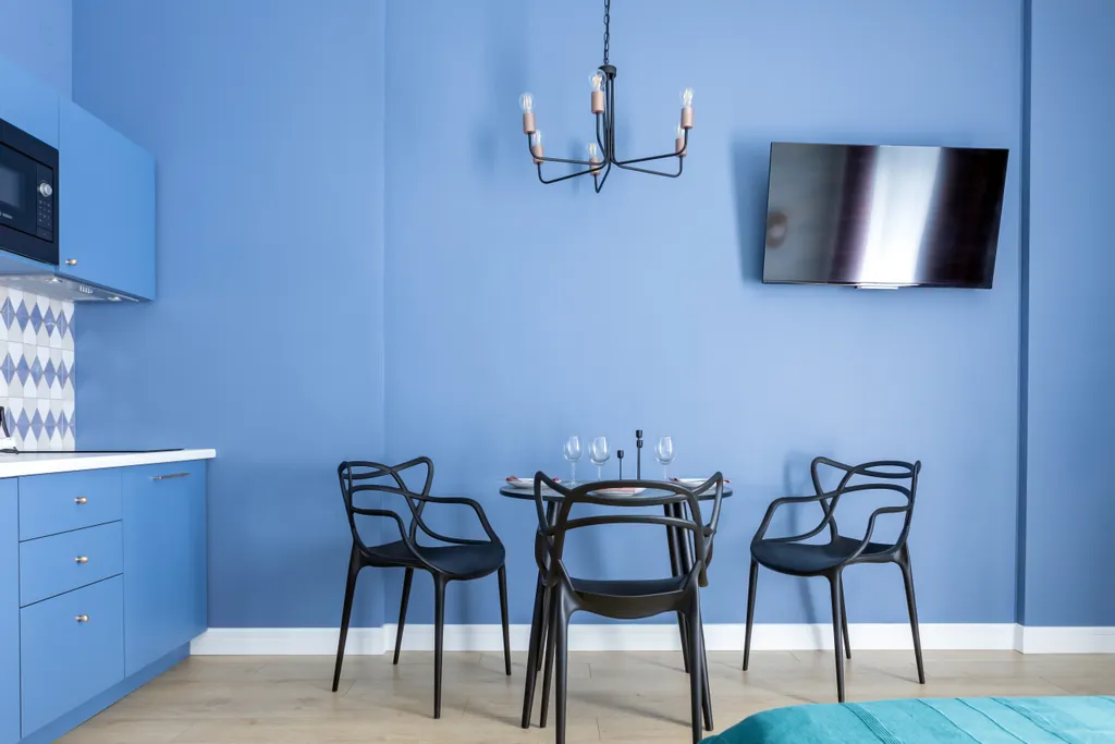 Дизайнерская студия с качелью в центре на набережной