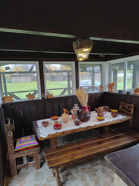 Дом с баней и пирсом на берегу пруда