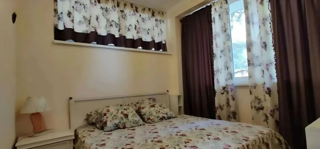 Апартаменты с видом на море, расписными стена и отдельной спальней