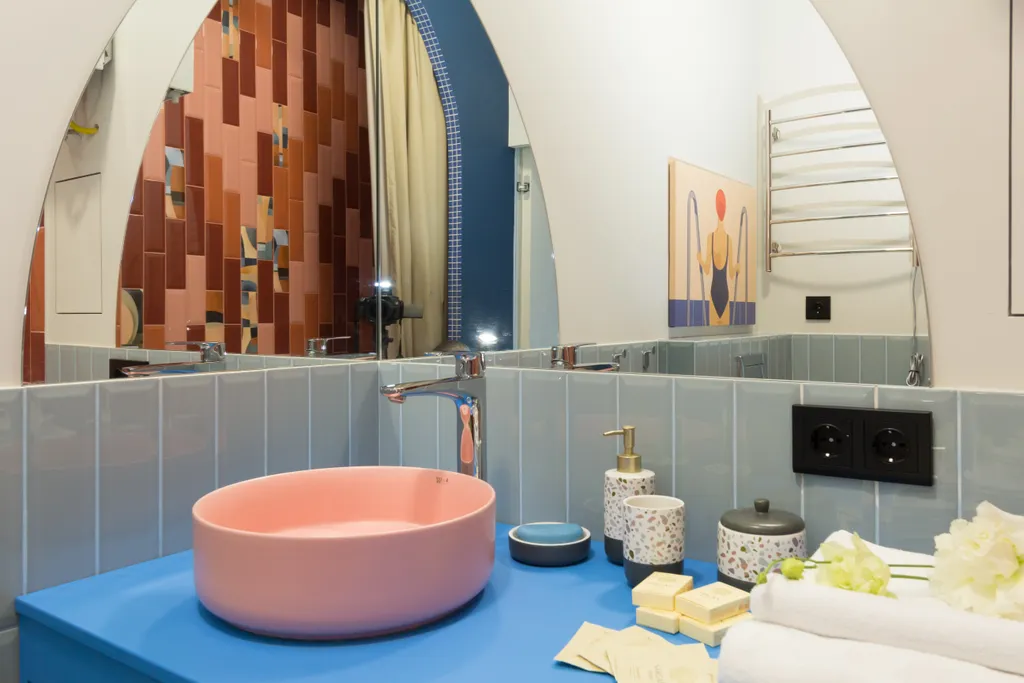 Величественная сталинка на набережной вокруг достопримечательностей