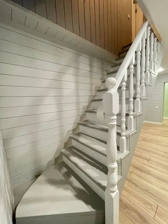 Уютный дом в окружении леса