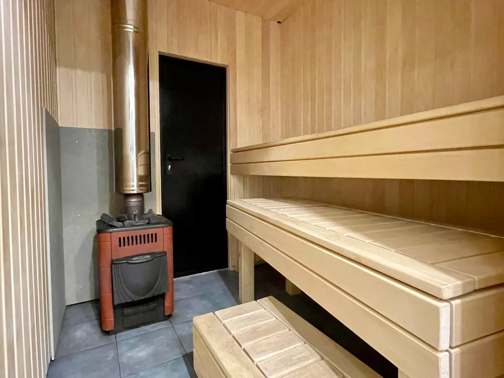 Домик в диком лесу на берегу реки