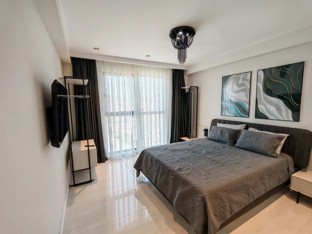 Квартира с дизайнерской отделкой, видом на море и аквапарком