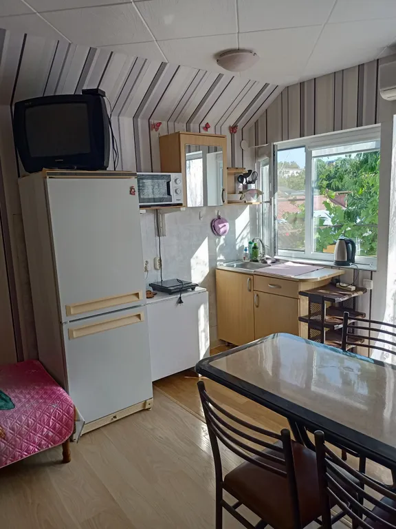 Коттедж Коттедж Уютный номер-студия со всеми удобствами на втором этаже с террасой — Ейск