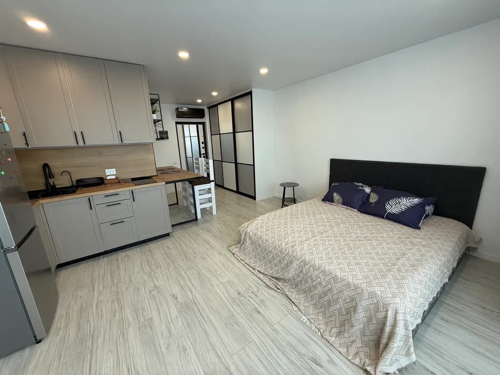 Уютная студия в центре города с видом на лес и море