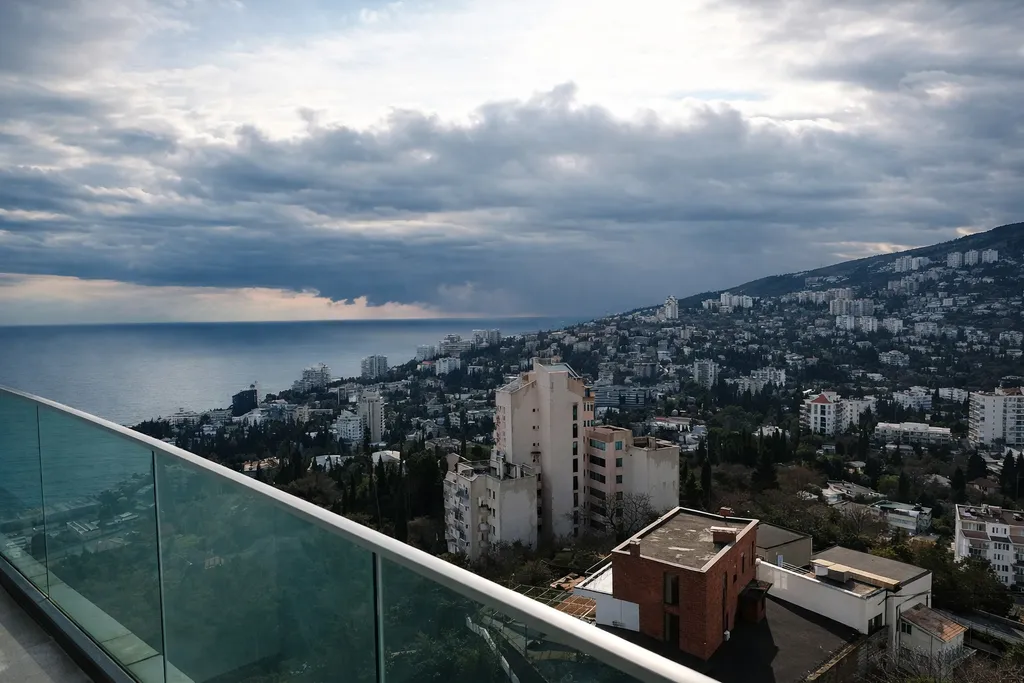 Дизайнерская студия с видом на горы