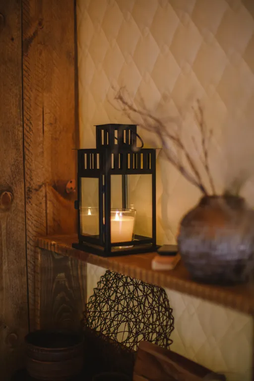 Уединенный мини-глэмпинг на берегу горной реки