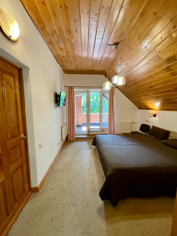 Улучшенный номер с балконом и стильной ванной комнатой