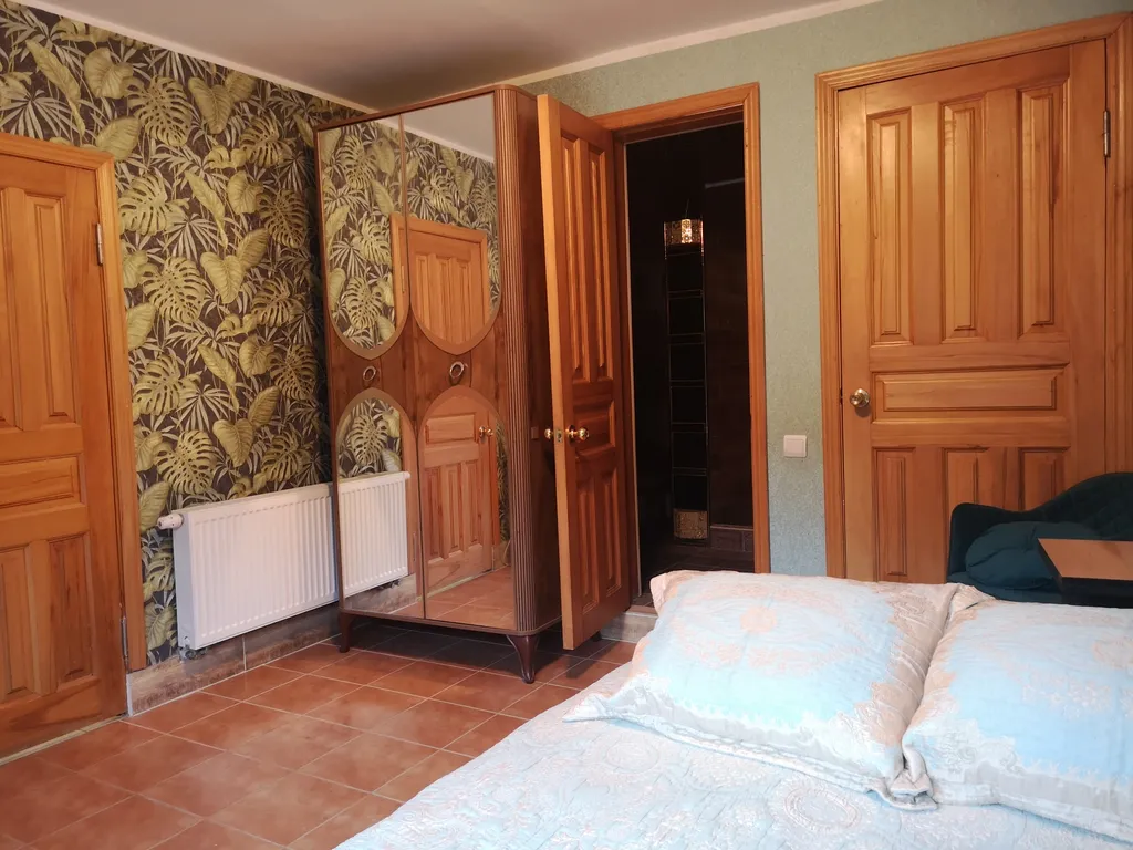 Уютный этаж с видом на сад и внутренним двориком