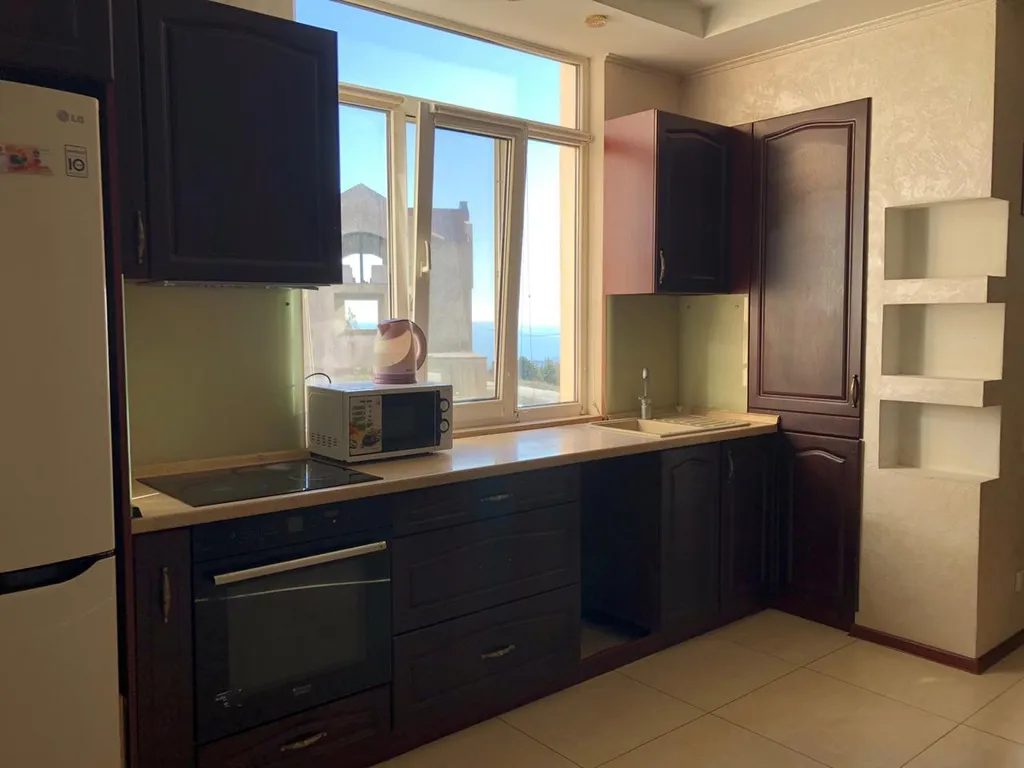 Двухкомнатная, новая, видовая квартира с витражными окнами на парк, море, горы